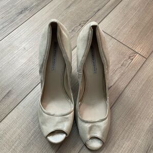 Women’s Vera Wang lavender Y2K gold wedge peep toes size 9.5